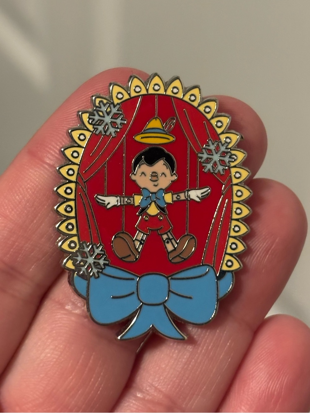 Disney - it’s a small world Holiday 2022 Mystery Pin